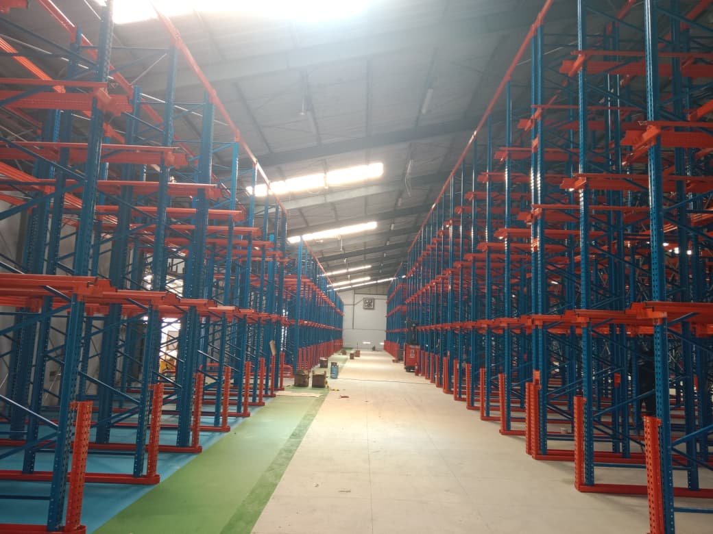 Rak drive-in Perkasa Racking terpasang di gudang high-density